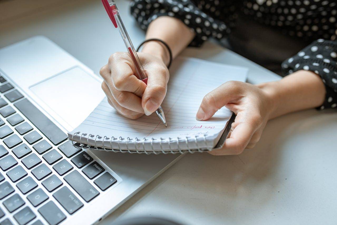 Stiloul împotriva tastaturii — ce spune știința despre scrisul de mână în era digitală